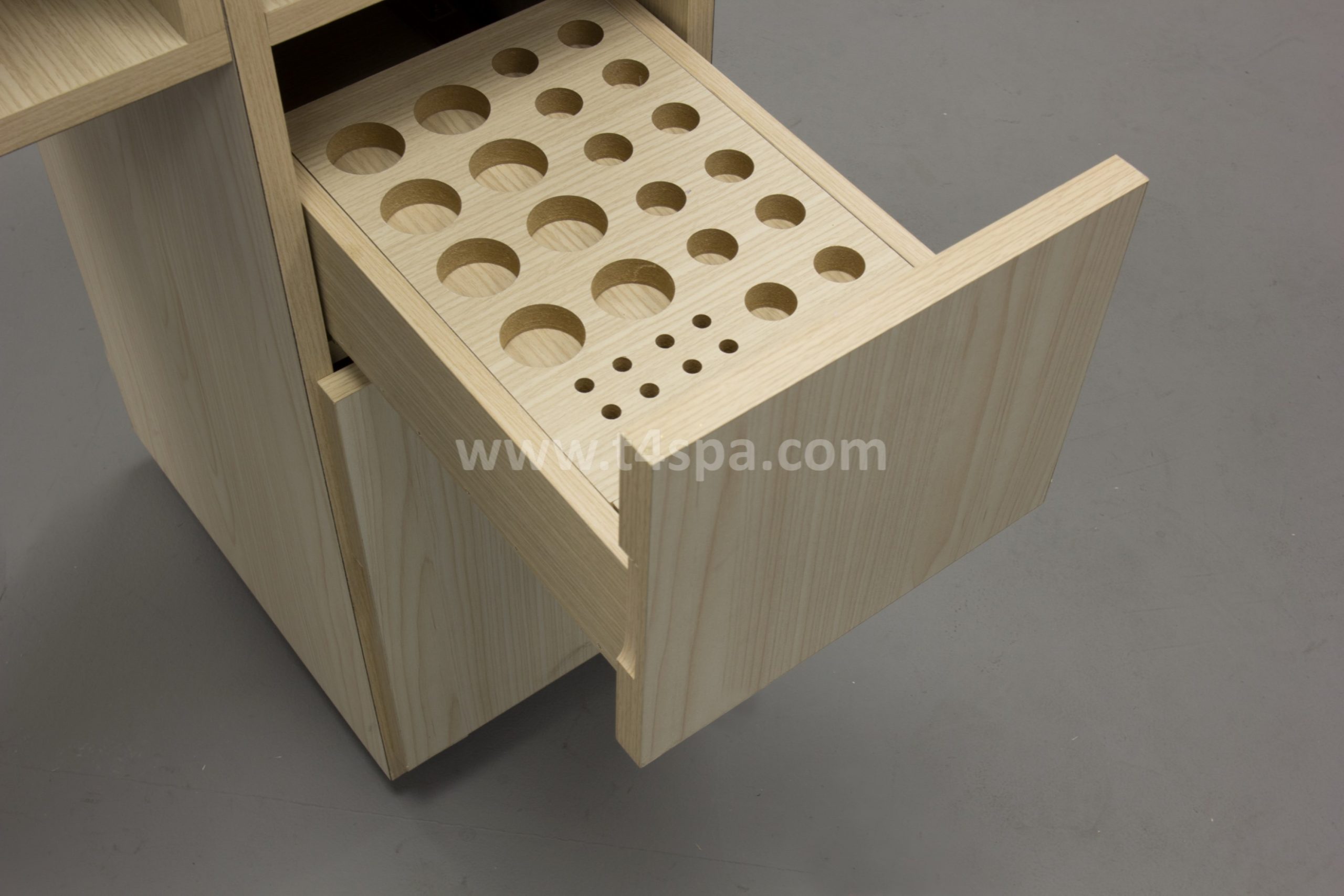 TD-589 Nails Table Dark Wood + Light Detail (4)